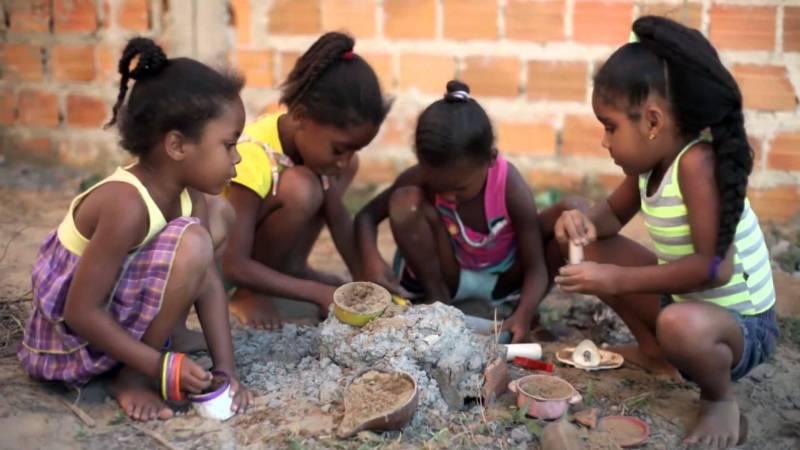 A Casa das Artes apresentará o documentário “Territórios do Brincar” (foto), dos diretores David Reeks e Renata Meirelles. O filme é resultado de quase dois anos de viagens pelo Brasil para filmar como cada criança, de cada região do país, se diverte. A sessão será no Cine Alexandrino Moreira, da Fundação Cultural do Pará (FCP), dia 26 de março, às 19h, com entrada franca. Renata e David visitaram desde grandes metrópoles até comunidades indígenas para poder retratar a diversidade do “brincar” infantil. O documentário ainda traz a discussão de que há alternativas que não sejam aparelhos eletrônicos, como celular e videogames, para se divertir.
FOTO: REPRODUÇÃO
DATA: 23.03.2018
BELÉM - PARÁ <div class='credito_fotos'>Foto: REPRODUÇÃO | <a href='/midias/2018/originais/bdea527d-7762-438c-a4af-86801ad91772.jpg' download><i class='fa-solid fa-download'></i> Download</a></div>