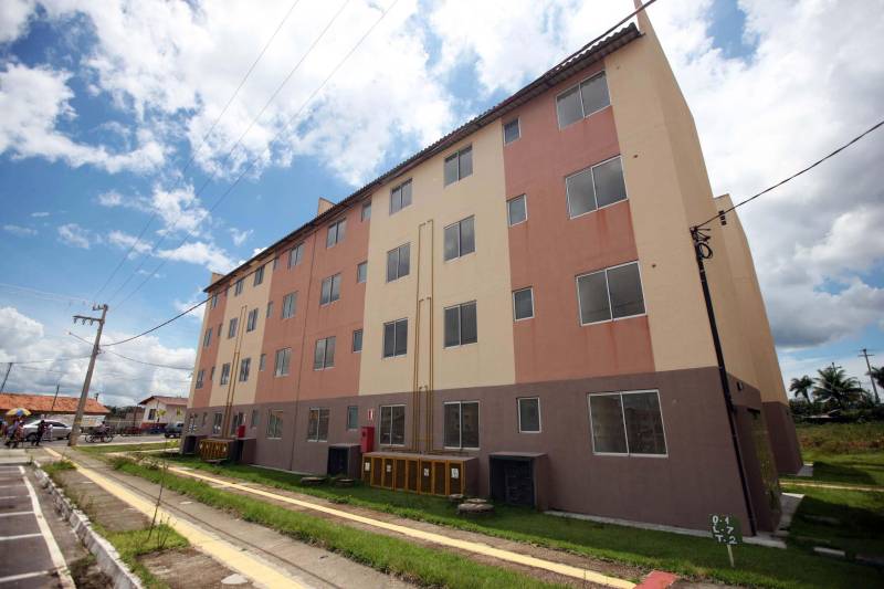 O governo do Pará, por meio da Companhia de Habitação do Pará (Cohab) entregou, neste sábado (24), as chaves dos 4 mil apartamentos do Residencial Viver Melhor Marituba. O local passa a ser, agora, a moradia de mais de 15 mil pessoas que aguardavam pelo empreendimento. Desde o início da manhã, servidores da Cohab estavam a postos, na quadra de esportes do Residencial, organizando a entrega das chaves dos apartamentos. A Companhia de Saneamento do Pará (Cosanpa) também atendia os novos moradores, que já podiam realizar o cadastro de suas unidades de consumo para ligação do fornecimento de água.
FOTO: THIAGO GOMES / AG PARÁ
DATA: 24.02.2018
MARITUBA - PARÁ <div class='credito_fotos'>Foto: Thiago Gomes /Ag. Pará | <a href='/midias/2018/originais/bdef4355-fefe-4653-a8c0-f6944969a654.jpg' download><i class='fa-solid fa-download'></i> Download</a></div>