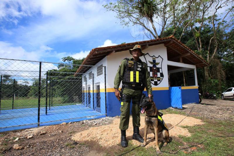 Em comemoração aos seus 43 anos, o Batalhão de Polícia Rodoviária (BPRV) inaugurou na manhã desta sexta-feira (4) o seu Canil, o primeiro setorial do Estado. O canil setorial do BPRV é um projeto operacional que visa intensificar o combate ao tráfico de drogas.
FOTO: MÁCIO FERREIRA / AG. PARÁ
DATA: 04.05.2018
MARITUBA - PARÁ <div class='credito_fotos'>Foto: MÁCIO FERREIRA/ AG. PARÁ | <a href='/midias/2018/originais/bdf60f11-b58c-4767-b5b1-58e7ff13ffa7.jpg' download><i class='fa-solid fa-download'></i> Download</a></div>