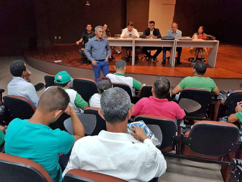 Para ajudar os 21 escritórios locais da região sudeste, a Gerência Regional da Empresa de Assistência Técnica e Extensão Rural do Estado do Pará (Emater), em Marabá, realizou um seminário abordando o Programa de Assistência Técnica e Extensão Rural (Proater) 2018 e o crédito rural, no Carajás Centro de Convenções, nesta terça-feira, 10. Na foto, o coordenador local da Emater em Abel Figueiredo, Claudenizio Rodrigues.
FOTO: KÉLIA SANTOS / ASCOM CRGSP
DATA: 10.04.2018
MARABÁ - PARÁ <div class='credito_fotos'>Foto: KÉLIA SANTOS / ASCOM CRGSP | <a href='/midias/2018/originais/be080d24-ab2a-4d47-9319-f6c2eaea43d0.jpg' download><i class='fa-solid fa-download'></i> Download</a></div>