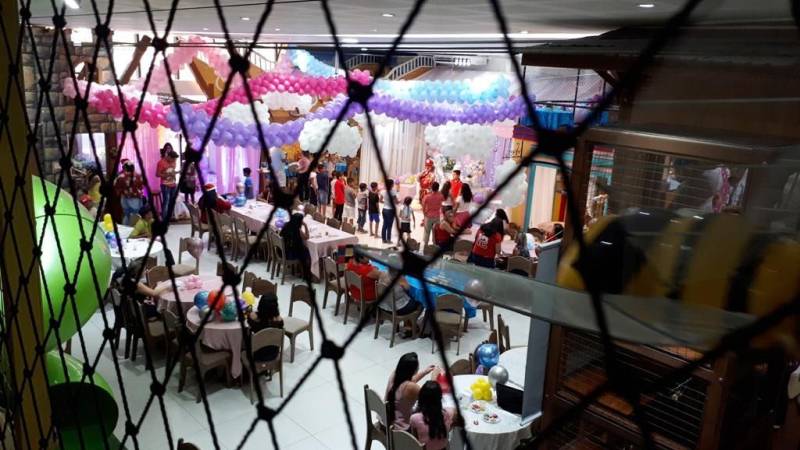 Cerca de 60 crianças (foto) com doenças hematológicas e que fazem acompanhamento na Fundação Centro de Hemoterapia e Hematologia do Pará (Hemopa) tiveram uma quinta-feira especial. Com direito a muitas brincadeiras, animação, Papai Noel e presentes, elas participaram de uma Festa de Natal em um parque infantil. A ação é resultado do trabalho de humanização da Fundação e tudo, do espaço aos presentes, foi fruto do voluntariado.

FOTO: ASCOM / HEMOPA
DATA: 20.12.2018
BELÉM - PARÁ <div class='credito_fotos'>Foto: Ascom Hemopa   |   <a href='/midias/2018/originais/be15d41d-bdc5-4de1-8aa0-9b67bb510691.jpg' download><i class='fa-solid fa-download'></i> Download</a></div>