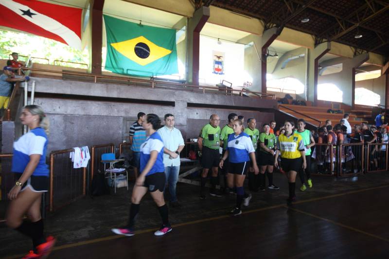 Mais de 300 policiais militares, de diversas localidades do Pará, participam neste sábado (3) e no domingo (4) da II Copa de Futsal da Casa Militar da Governadoria, em comemoração aos 101 anos de criação do órgão. Quarenta equipes participam do torneio, sendo 32 masculinas, quatro femininas, duas sub-16 e duas sub-13, as duas últimas formadas por alunos da escolinha de futsal da PM, que ensina a filhos de militares técnicas e regras da prática esportiva.
FOTO: RODOLFO OLIVEIRA / AG. PARÁ
DATA: 03.03.2018
BELÉM - PARÁ <div class='credito_fotos'>Foto: Rodolfo Oliveira/Ag. Pará | <a href='/midias/2018/originais/be208831-f24b-4b0d-bd63-dc18fef9812d.jpg' download><i class='fa-solid fa-download'></i> Download</a></div>