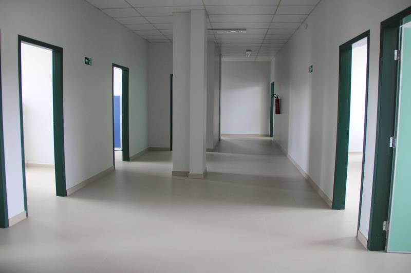 No próximo sábado, 8, o governador do Estado do Pará, Simão Jatene, inaugura o serviço de Hemodiálise do Hospital Regional do Sudeste do Pará - Dr. Geraldo Veloso (HRSP, na foto), em Marabá, no sudeste do estado. Com um investimento de mais de R$ 1,7 milhão, o setor possui 20 máquinas e poderá atender a 103 pacientes por mês, produzindo uma média mensal de 1.500 sessões. A entrega ampliará o atendimento a pacientes renais do Estado, junto com outras Unidades já em funcionando, como o Hospital Regional do Baixo Amazonas (HRBA), em Santarém, e o Hospital Regional Público da Transamazônica (HRPT), em Altamira – também, gerenciadas pela Pró-Saúde Associação de Assistência Social e Hospitalar. 

FOTO: RODOLFO OLIVEIRA / AG. PARÁ
DATA: 07.12.2018
MARABÁ - PARÁ <div class='credito_fotos'>Foto: Rodolfo Oliveira/Ag. Pará   |   <a href='/midias/2018/originais/be2272c0-986d-4ccc-b351-5b3f341895ed.jpg' download><i class='fa-solid fa-download'></i> Download</a></div>