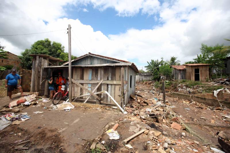 Passados dois dias da enxurrada que destruiu casas e obrigou pessoas a saírem de seus locais de moradia em Paragominas, Governo do Estado e Prefeitura continuam os trabalhos para atender as famílias afetadas, reconstruir o que ficou destruído e restabelecer a situação de normalidade no município. Desde a manhã da última quinta-feira (12), equipes da Defesa Civil intensificam as ações nos bairros atingidos.
FOTO: SIDNEY OLIVEIRA / AG. PARÁ
DATA: 14.04.2018
PARAGOMINAS - PARÁ <div class='credito_fotos'>Foto: Sidney Oliveira/Ag. Pará | <a href='/midias/2018/originais/be271b28-e84d-44c2-aed5-f68613cd1327.jpg' download><i class='fa-solid fa-download'></i> Download</a></div>