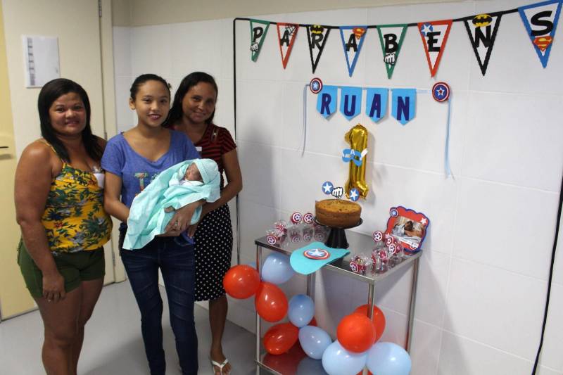 O primeiro recém-nascido prematuro a ser atendido no Hospital Materno-Infantil de Barcarena Dra. Anna Turan (HMIB), transferido por meio da Central de Regulação Interna da Secretaria de Saúde Pública do Estado do Pará, teve alta hospitalar na segunda-feira (5). Para homenagear a família do bebê e comemorar a saúde dele, a equipe multiprofissional da Unidade realizou a primeira festa de “mesversário”, que é a comemoração da periodicidade mensal do nascimento.
FOTO: ASCOM HMIB
DATA: 08.11.2018
BARCARENA - PARÁ <div class='credito_fotos'>Foto: ASCOM | <a href='/midias/2018/originais/be274038-0e8d-4c9c-9214-274590bfc1fb.jpg' download><i class='fa-solid fa-download'></i> Download</a></div>