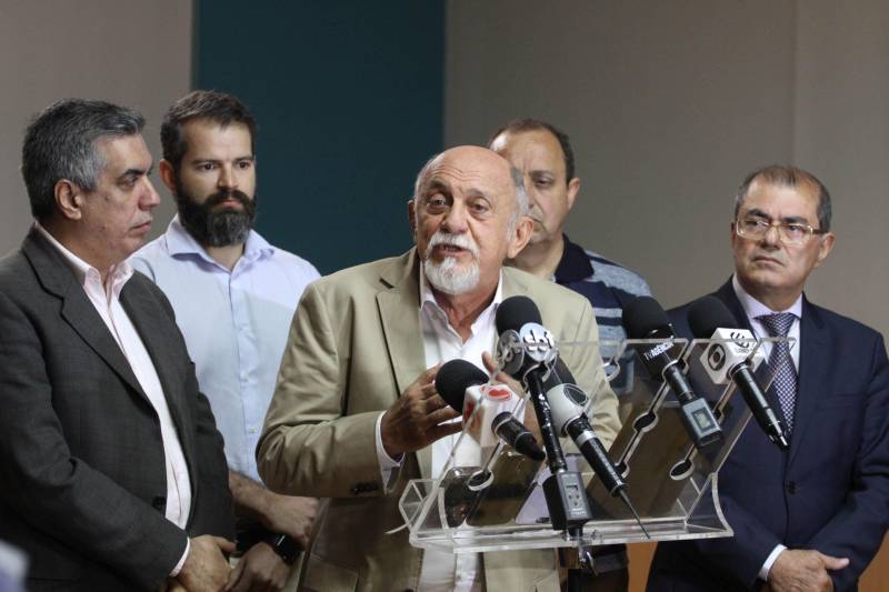 O Governo do Estado anunciou nesta sexta-feira (23), durante coletiva, as medidas que serão adotadas no caso do vazamento registrado no último sábado (17) da bacia de rejeitos de bauxita da Hydro Alunorte, confirmado pelo Instituto Evandro Chagas. Segundo o governador Simão Jatene (foto), a mineradora será notificada para garantir água potável às comunidades ao longo de um ano e, ainda, para criar um fundo financeiro específico para este evento e eventuais incidentes futuros.
FOTO: CRISTINO MARTINS / AG. PARÁ
DATA: 23.02.2018
BELÉM - PARÁ <div class='credito_fotos'>Foto: Cristino Martins/Ag. Pará | <a href='/midias/2018/originais/be2a159c-d0db-49ee-ac7c-d35403767bb3.jpg' download><i class='fa-solid fa-download'></i> Download</a></div>
