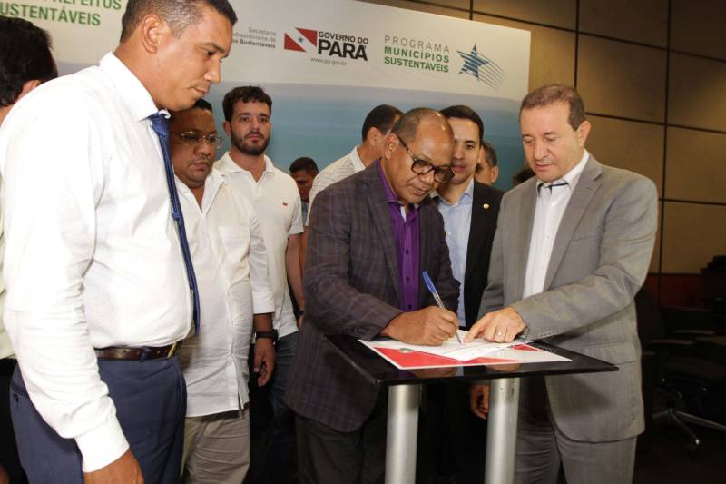 O primeiro dia do Fórum Permanente de Prefeitas e Prefeitos dos Municípios Sustentáveis contou com a participação de 85 prefeitos , 17 vices e 21 secretários municipais dos 141 municípios manifestaram interesse em adotar as diretrizes do programa. Para o governador Simão Jatene, esta grande participação simboliza a união de agentes públicos que colocaram os interesses coletivos acima dos interesses individuais para construir um estado melhor para todos. Com o tema “Gestão Compartilhada”, o evento traz as experiências e os desdobramentos das agendas governamentais que foram planejadas em parceria com as gestões municipais. Através da Secretaria Extraordinária de Municípios Sustentáveis (Semsu) Governo do Pará, por meio da Semsu, investe na capacitação dos municípios para a promoção de uma gestão fiscal eficiente. Para Izabela Jatene, este primeiro dia serviu para sinalizar o quanto os gestores estão preocupados com o equilíbrio da questão fiscal dos municípios e em desenvolver uma governança compartilhada para desenvolver seus municípios.
FOTO: CRISTINO MARTINS / AG. PARÁ
DATA: 07.02.2018
BELÉM - PARÁ <div class='credito_fotos'>Foto: Cristino Martins/Ag. Pará | <a href='/midias/2018/originais/be2ddb48-988d-4c00-b117-7ce4ebc1703b.jpg' download><i class='fa-solid fa-download'></i> Download</a></div>