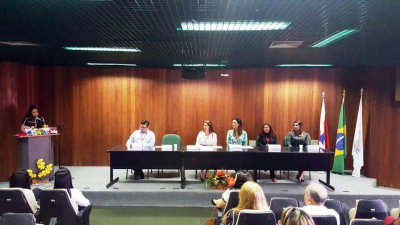 A solenidade de formatura da 1ª Turma de Residência Multiprofissional em Hematologia e Hemoterapia da Fundação Centro de Hemoterapia e Hematologia do Pará (Hemopa) ocorreu nesta quarta-feira (28), no auditório da sede da instituição, em Belém. Segundo a presidente da Fundação Hemopa, Ana Suely Leite Saraiva, “a residência surgiu da necessidade que sentimos em capacitar e qualificar cada vez mais profissionais na nossa área de atuação. A qualidade técnica e científica faz toda a diferença na segurança transfusional, e também no atendimento e na vida de nossos pacientes”.
FOTO: ASCOM / HEMOPA
DATA: 28.02.2018
BELÉM - PARÁ <div class='credito_fotos'>Foto: Ascom Hemopa | <a href='/midias/2018/originais/be39a35f-da99-4221-96d3-71962df1f252.jpg' download><i class='fa-solid fa-download'></i> Download</a></div>