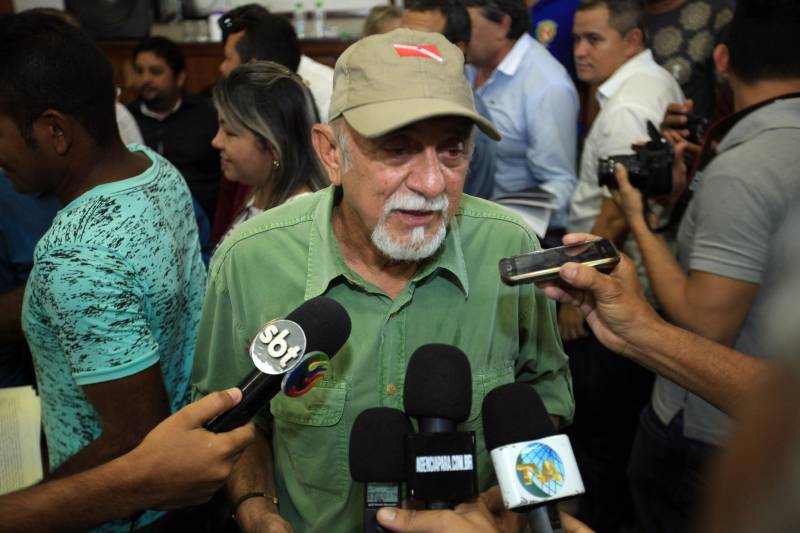 O produtor rural Nilson Corrêa da Silva, 23 anos, mora na comunidade Santo Ezequiel Moreno e produz alimentos em 700 hectares de terra na agrovila Acutipereira, no município de Portel, no arquipélago do Marajó. Mesmo morando e produzindo alimentos na comunidade, ele não possuía título de propriedade de terra. Para beneficiar produtores como Nilson, o governador Simão Jatene entregou, na manhã desta sexta-feira (23), títulos coletivos que beneficiaram mais de mil famílias. Os títulos também beneficiaram comunidades remanescentes de quilombos e povos tradicionais do município marajoara. O Pará foi o Estado que mais titulou áreas em prol dos remanescentes de quilombos no Brasil. Das 170 comunidades tituladas no país, 62 estão no Pará, sendo que destas 53 foram tituladas pelo Instituto de Terras do Pará (Iterpa).

FOTO: MÁCIO FERREIRA / AG. PARÁ
DATA: 23.03.2018
PORTEL - PARÁ <div class='credito_fotos'>Foto: MÁCIO FERREIRA/ AG. PARÁ   |   <a href='/midias/2018/originais/be3b907f-48a0-4d32-87dd-e6189f59b349.jpg' download><i class='fa-solid fa-download'></i> Download</a></div>