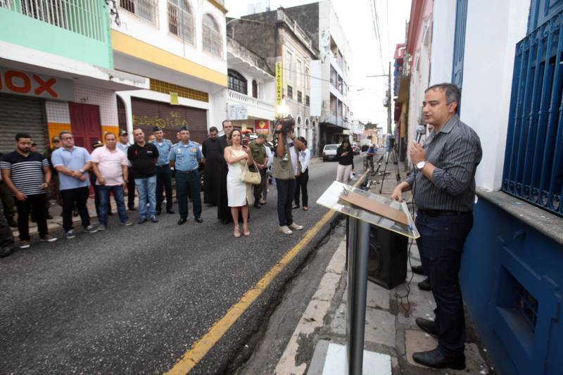 Leia Braúna mora há dois anos e meio no bairro da Cidade Velha e vê com alegria a instalação de uma sede da Polícia Militar na Rua Dr. Assis, bem pertinho de sua casa. O novo prédio da 1ª Companhia do 2º Batalhão da PM foi inaugurado na tarde desta quinta-feira, 5, e agora além de estar mais acessível aos moradores dos bairros da Campina, Reduto e Cidade Velha, oferece melhores condições de trabalho aos militares. O local foi cedido pela Arquidiocese de Belém em fevereiro deste ano de forma gratuita e por tempo indeterminado. Antes disso, a sub-unidade funcionava no 3º andar da seccional do Comércio. O Major Luiz Octávio, comandante do 2º Batalhão, informa que a Companhia atua com 165 policiais militares, que atendem cerca de 24 mil moradores da área. “A proximidade da Polícia Militar com a comunidade é um ponto primordial da instalação da 1ª Companhia, além de ser estratégico, porque se coloca em uma posição de atendimento rápido tanto ao Reduto, quanto para Campina e a própria Cidade Velha”, afirmou o oficial. Na foto, o presidente do Observatório Social de Belém, Ivan Costa.
FOTO: CARLOS SODRÉ / AG. PARÁ
DATA: 05.04.2018
BELÉM - PARÁ <div class='credito_fotos'>Foto: Carlos Sodré/Agência Pará | <a href='/midias/2018/originais/be469a3a-6242-414e-95f9-e537439f72f9.jpg' download><i class='fa-solid fa-download'></i> Download</a></div>