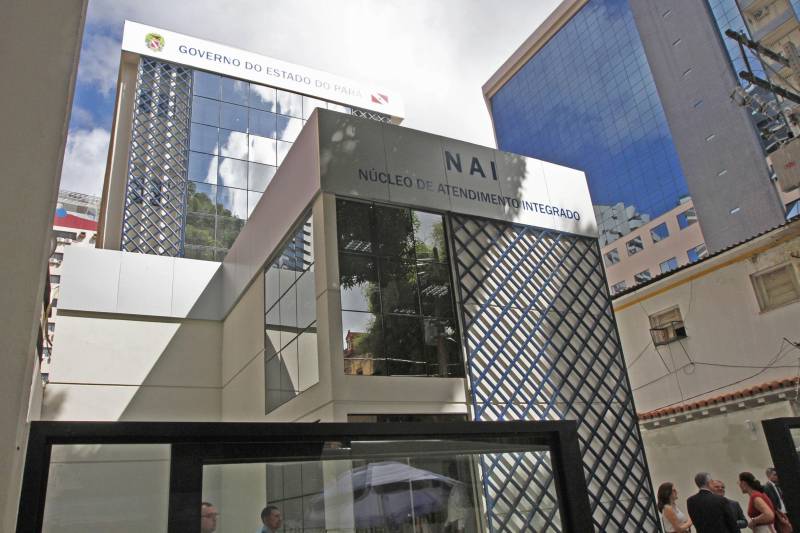 O governador Simão Jatene inaugurou nesta quinta-feira, 27, as novas instalações do Núcleo de Atendimento Integrado (NAI, na foto). Localizado na Avenida Governador José Malcher, o NAI reúne, em um só prédio, todos os órgãos que trabalham com adolescentes vulneráveis, em situação de risco social ou que cometeram infrações passíveis de punição. “Temos que punir, mas sem excluir, sem relegar a um segundo plano da sociedade e, ao mesmo tempo, sem ignorar o que esses jovens e adolescentes querem nos dizer quando cometem algum ato infracional”, disse o governador Simão Jatene durante a inauguração. O NAI é composto pela Divisão de Atendimento ao Adolescente (Data), Promotoria da Infância e Juventude do Ministério Público do Estado, Juizado da Infância e Juventude do Tribunal de Justiça do Estado, Defensoria Pública, Companhia Independente Especializada de Policiamento Assistencial da PM (Ciepas) e Fundação de Atendimento Socioeducativo do Pará (Fasepa).

FOTO: CRISTINO MARTINS / AG. PARÁ
DATA: 27.12.2018
BELÉM - PARÁ <div class='credito_fotos'>Foto: Cristino Martins/Ag. Pará   |   <a href='/midias/2018/originais/be4a6d24-5621-47e7-87a6-a6da1e4cc5fa.jpg' download><i class='fa-solid fa-download'></i> Download</a></div>