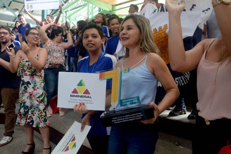 Com o tema “Conexões: somos uma só rede”, o 7º Concurso de Redação da Mineração anunciou, nesta quarta-feira (6), os alunos da rede estadual vencedores. O concurso é uma realização da Secretaria de Estado de Educação (Seduc) e Sindicato das Indústrias Minerais do Estado do Pará (Simineral). O concurso premiou as melhores redações com tablets, notebooks e vale-livros. Ao todo, participaram 1.387 alunos do 6º ao 9º ano do Ensino Fundamental Regular, Educação de Jovens e Adultos e Profissionalizante, e do Ensino Médio Regular e Sistema Modular de Ensino regularmente matriculados na rede estadual no ano letivo de 2018. Professores-orientadores dos alunos e as escolas que conquistaram o primeiro lugar receberam um tablet e projetor multimídia, respectivamente. Na foto, Gabriel Calandrine (segundo plano), 13 anos.
FOTO: RAI PONTES / SECOM SEDUC
DATA: 06.06.2018
BELÉM - PARÁ <div class='credito_fotos'>Foto: Rai Pontes/Ascom Seduc | <a href='/midias/2018/originais/be4c7620-e123-435a-ae0a-ae3fd6737fd2.jpg' download><i class='fa-solid fa-download'></i> Download</a></div>