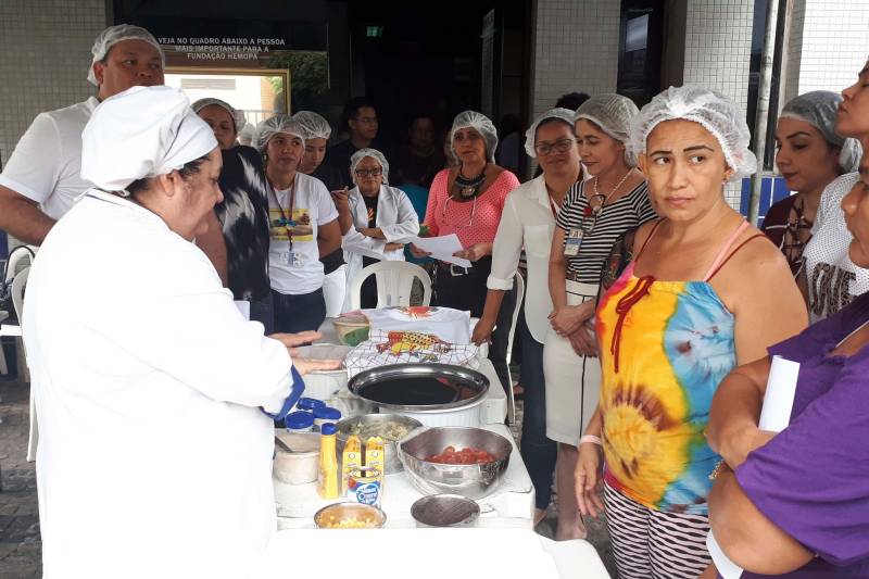 A campanha “Salvar Vidas Está no Meu Sangue”, promovida pelo Centro de Hemoterapia e Hematologia do Pará (Hemopa), que começou dia 24 deste mês, será encerrada neste sábado, 1° de dezembro, com programação especial que contará com sanduíche personalizado em homenagem ao doador de sangue, abraço simbólico ao prédio do hemocentro e campanha interna com jovens e pais do projeto “Escola da Vida” do Corpo de Bombeiros do Pará. Tudo será realizado ao longo do dia, de 7h30 às 17h.

FOTO: ASCOM HEMOPA
DATA: 30.11.2018
BELÉM - PARÁ <div class='credito_fotos'>Foto: Ascom Hemopa   |   <a href='/midias/2018/originais/be54059e-5ed0-46d2-9d4a-dcbd16ad22b8.jpg' download><i class='fa-solid fa-download'></i> Download</a></div>