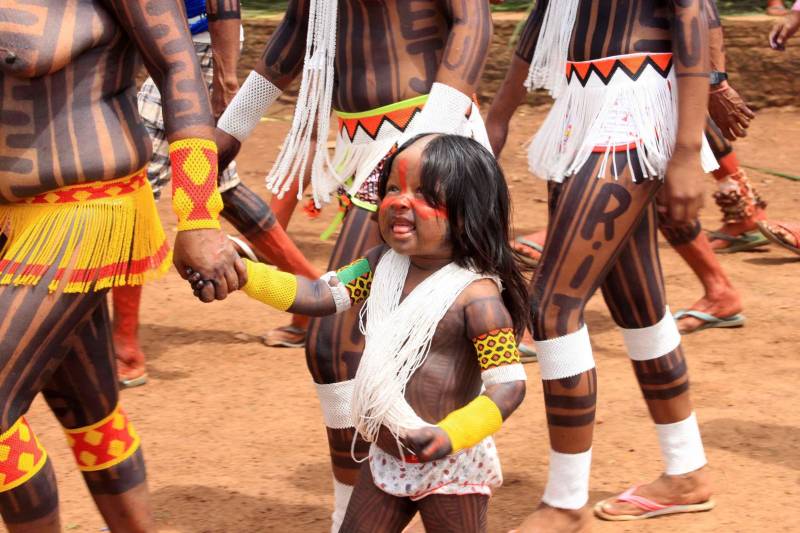 Está quase tudo pronto para a 6ª Semana dos Povos Indígenas, que começa neste domingo (15), em São Félix do Xingu, no sudeste do Pará. Antes de sair das aldeias em direção a São Félix – o terceiro maior município paraense em extensão territorial, atrás apenas de Altamira e Oriximiná –, as tribos fazem festa, numa espécie de preparação para os dias vindouros longe de casa. Na aldeia Krôkamôr, às margens do Rio Xingu e longe cerca de oito horas de barco da sede municipal, homens, mulheres e crianças Kayapó se unem na dança Kwyrykangô.
FOTO: RODOLFO OLIVEIRA / AG. PARÁ
DATA: 15.04.2018
SÃO FÉLIX DO XINGU - PARÁ <div class='credito_fotos'>Foto: Rodolfo Oliveira/Ag. Pará | <a href='/midias/2018/originais/be5a66d9-3f27-4e4e-af4f-e3caa38deb4e.jpg' download><i class='fa-solid fa-download'></i> Download</a></div>
