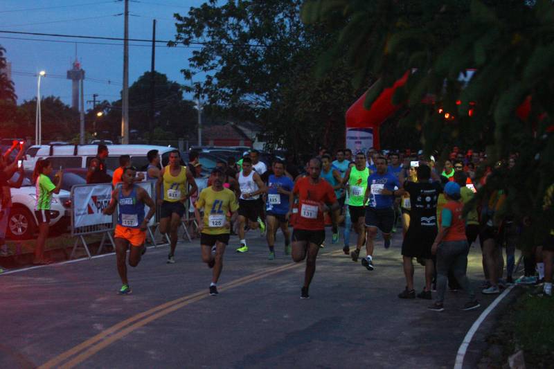 O recém-inaugurado Parque Estadual do Utinga foi o local escolhido para a 4ª edição da Corrida Tiradentes, promovida pela Polícia Militar na manhã deste domingo, 22. No ano em que celebra 200 anos de criação, a PM contou com mais de 750 competidores na prova que iniciou às 6 horas da manhã com um percurso total de 8 Km. Em apenas 4 anos de existência, a Corrida Tiradentes já ganhou a simpatia de muitos atletas profissionais e amadores. Eduardo Costa, de 26 anos é um deles. O competidor alcançou o 1º lugar geral da corrida com menos de 30 minutos de prova e conta que não esperava um resultado tão positivo.
FOTO: CARLOS SODRÉ / AG. PARÁ
DATA: 22.04.2018
BELÉM - PARÁ <div class='credito_fotos'>Foto: Carlos Sodré/Agência Pará | <a href='/midias/2018/originais/be67d0cd-a351-436e-a3fa-e4c4463029fc.jpg' download><i class='fa-solid fa-download'></i> Download</a></div>