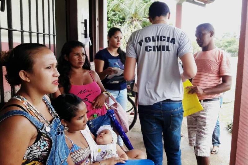 A Polícia Civil iniciou nesta quinta-feira (15) o Projeto Delegacia Itinerante Marajó, em Salvaterra, município do Arquipélago do Marajó. Realizado em parceria com a Secretaria Municipal de Promoção e Assistência Social de Salvaterra, o projeto tem por objetivo percorrer as principais comunidades rurais e quilombolas do município para expandir os serviços prestados pela Delegacia Especializada em Atendimento à Mulher (Deam), sediada em Soure, e que atende aos municípios do lado oriental do Marajó.
FOTO: ASCOM POLÍCIA CIVIL
DATA: 15.03.2018
SALVATERRA - PARÁ <div class='credito_fotos'>Foto: Ascom Polícia Civil | <a href='/midias/2018/originais/be69a367-6c02-446d-8464-0472cee22a05.jpg' download><i class='fa-solid fa-download'></i> Download</a></div>