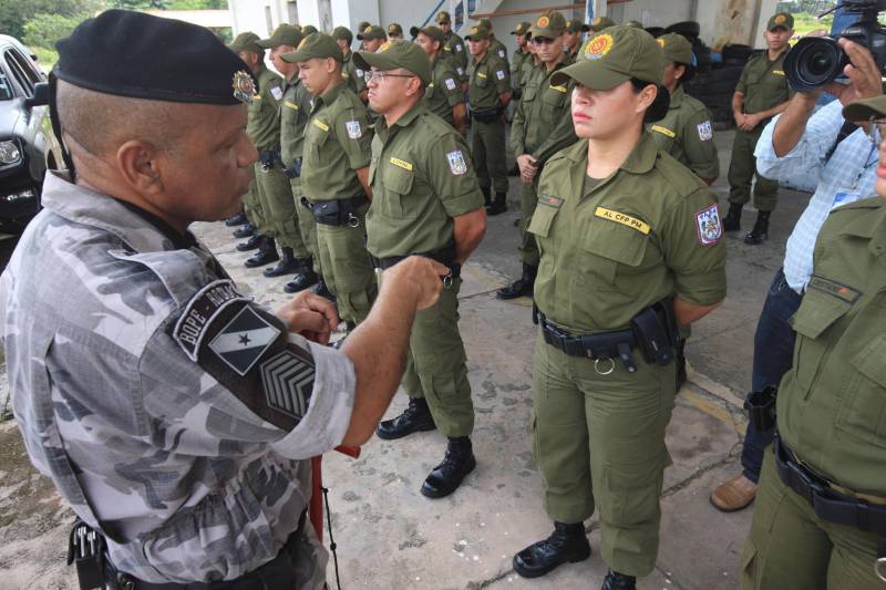 “A sociedade está prestes a receber novos policiais, profissionais prontos e treinados para defender o cidadão. Mesmo ainda não tendo encerrado o curso, já me sinto um PM. A instituição pode ter certeza que estarei sempre de pronto-emprego para atender no que ela precisar de mim”. A fala do aluno do Centro de Formação, dita nesta segunda-feira (7) durante uma aula do Curso de Formação e Aperfeiçoamento de Praças (CFAP) da Polícia Militar do Pará, demonstra o sentimento dos cerca de 2 mil homens e mulheres que estão próximos de encerrar o curso e iniciar seus trabalhos nas ruas. Em Belém, na sede do CFAP, estão em fase de conclusão da formação, cerca de 500 alunos (foto), entre homens e mulheres. Já no interior do Estado, outros 1. 500 passam pelo curso que também acontece nos municípios Conceição do Araguaia, Itaituba, Santarém, Marabá, Parauapebas, Castanhal, Santa Izabel do Pará, Tucuruí, Paragominas, Capanema, Bragança, Altamira, Barcarena, Soure e Breves. A previsão é que no início de agosto deste ano, todos já estejam efetivamente nas ruas. Aprovados no último concurso público da instituição, os futuros policiais estão desde outubro de 2017 participando de um novo modelo formação. De acordo com o major Arthur Silva, sub-comandante do CFAP, a mudança na grade do curso quase dobrou o número de horas aula.
FOTO: RODOLFO OLIVEIRA / AG. PARÁ
DATA: 08.05.2018
BELÉM - PARÁ <div class='credito_fotos'>Foto: Rodolfo Oliveira/Ag. Pará | <a href='/midias/2018/originais/be69dbb7-49e7-4e37-bcca-bc01aa22ff50.jpg' download><i class='fa-solid fa-download'></i> Download</a></div>