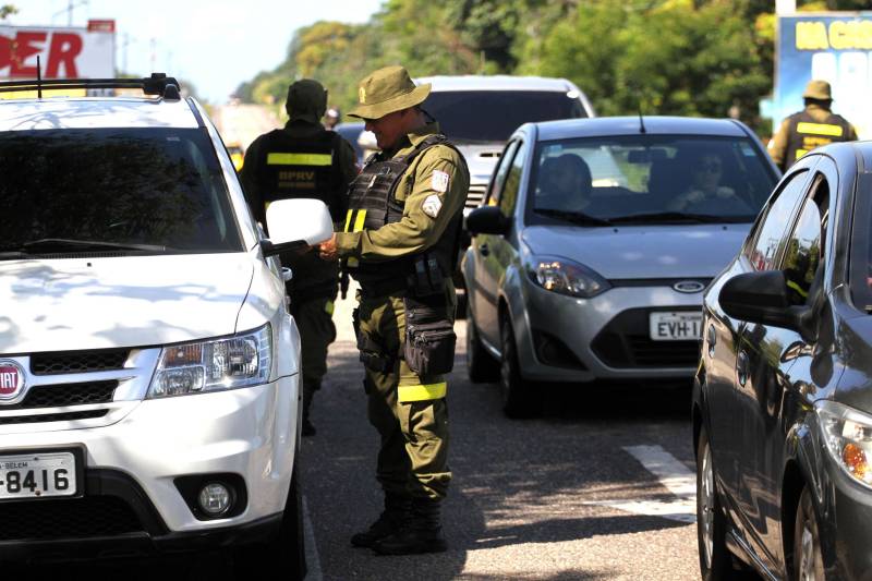 Com o início das férias escolares é hora de pegar a estrada para curtir as inúmeras opções de praias e balneários que o Pará dispõe. Neste sentido, prudência e cautela no trânsito são fundamentais para uma viagem com segurança. Entre os destinos mais procurados e próximos à capital paraense está o distrito de Mosqueiro, distante 70 quilômetros do centro de Belém, com suas belíssimas praias de água doce que somam 17 quilômetros de extensão. A bucólica, como é carinhosamente conhecida, é uma das 86 localidades em todas as regiões do Estado, que receberão atenção especial durante a Operação Verão 2018, que contará com a participação de mais de 8 mil agentes de segurança pública. As ações tiveram início na sexta-feira (29) e seguem até o dia 31 de julho. Na foto, fiscalização do Detran e Polícia Rodoviária na PA-391.
FOTO: CRISTINO MARTINS / AG. PARÁ
DATA: 01.07.2018
BELÉM - PARÁ <div class='credito_fotos'>Foto: Cristino Martins/Ag. Pará | <a href='/midias/2018/originais/be73ae05-b30c-4ecf-b585-9653e1a44fec.jpg' download><i class='fa-solid fa-download'></i> Download</a></div>