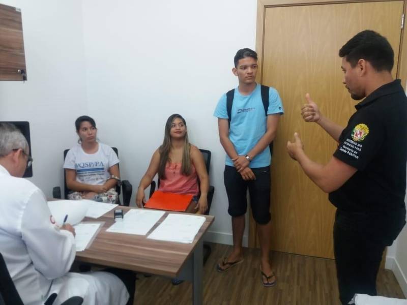 Os usuários Thays Batista Medeiros, 24, Sabrina Souza Gomes, 23, e Matheus Pacheco Vaz, 20 anos, todos com deficiência auditiva, contribuíram para a pesquisa de satisfação do Centro de Reabilitação. Com auxílio do intérprete de Língua Brasileira de Sinais (Libras), o professor Rogério Dias Moreira, Sabrina, que namora com Matheus,  afirmou que não sente nenhuma dificuldade no ambiente do CIIR. “Acho o local acessível porque a maioria dos colaboradores se comunica por língua de sinais, desde a portaria até os atendentes dos ambulatórios, sempre com a participação do intérprete. O atendimento é muito bom.” A mesma opinião é compartilhada pelo namorado e a amiga Thays, que também tiveram consulta com o otorrinolaringologista, Murilo  Lobato, que avaliou os três e fez encaminhamento para outras avaliações por profissionais da equipe multiprofissional do CIIR, além de exames de audiometria.

FOTO: ASCOM / INDSH
DATA: 07.12.2018
BELÉM - PARÁ <div class='credito_fotos'>Foto: ASCOM / INDSH   |   <a href='/midias/2018/originais/be750755-7b6c-4283-83df-242216f84353.jpg' download><i class='fa-solid fa-download'></i> Download</a></div>