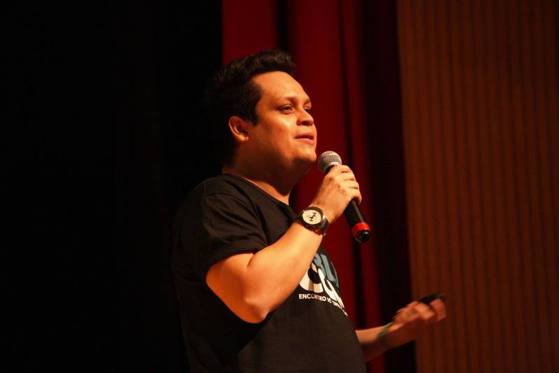 A desconstrução de estereótipos de raça na comunicação e a construção de marcas no Instagram foram os temas das duas palestras desta tarde de terça-feira (12) no “Publicom Belém 2018. O público formado por assessores de comunicação do Governo, profissionais de comunicação, professores e estudantes da área prestigiaram o segundo e último dia do evento que acontece no Teatro do Sesi, em Belém. A palestra “Desconstruindo estereótipos de raça na comunicação”, foi ministrada pelas comunicólogas Helaine Martins e Joana Mendes, da Idánimo Consultoria, agência especializada em comunicação com e sobre os públicos negro, feminino e LGBT. Na foto, o publicitário Petterson Farias.

FOTO: RODOLFO OLIVEIRA / AG. PARÁ
DATA: 12.06.2018
BELÉM - PARÁ <div class='credito_fotos'>Foto: Rodolfo Oliveira/Ag. Pará   |   <a href='/midias/2018/originais/be7e5856-2cc3-47a4-9915-d4a7569b1add.jpg' download><i class='fa-solid fa-download'></i> Download</a></div>