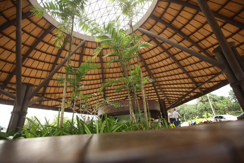 O Parque Estadual do Utinga (PEUt) o mais importante espaço de preservação e estudo da biodiversidade dentro da Região Metropolitana de Belém será reaberto à população a partir desta sexta,16, a partir das 16h30, com apresentações artísticas, com o Boi Veludinho, crianças do Pro Paz e a premiada Orquestra Sinfônica do Theatro da Paz. A apresentação será em um espaço ao ar livre e não será necessária a retirada de ingressos, por esse motivo, a recomendação é que o público chegue cedo, porque a entrada será fechada quando o espaço estiver lotado. No sábado, será realizada uma grande caminhada, a partir das 8 horas, com paradas para informações educativas sobre a fauna, flora e sobre os novos espaços. Por conta da grande quantidade de pessoas, incluindo crianças e idosos, o Corpo de Bombeiros recomendou e, a organização do evento acatou, a necessidade de se evitar durante a manhã do sábado o trânsito de veículos sobre rodas, como carros, bicicletas, skates e patins. Depois das 12 horas e durante todo o funcionamento do parque, a entrada e o uso por praticantes desta modalidade está completamente liberada. No domingo, o parque abrirá às 5h30 e funcionará até as 17h, assim como nos outros dias, de segunda a segunda. As atividades de manutenção do espaço vão requerer que o parque seja fechado para acesso ao público eventualmente, mas essas datas serão definidas de acordo com a demanda.
FOTO: IGOR BRANDÃO / AG PARÁ
DATA: 15.03.2018
BELÉM - PARÁ <div class='credito_fotos'>Foto: IGOR BRANDÃO / AG. PARÁ | <a href='/midias/2018/originais/be7fe494-fd0b-498d-8f02-ae9f6b261ea5.jpg' download><i class='fa-solid fa-download'></i> Download</a></div>