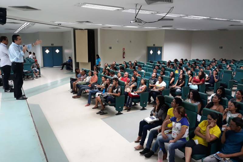 "Esta é uma oportunidade muito importante em assimilar dicas e reforçar o que estamos aprendendo em sala de aula com a equipe de professores", disse o estudante Roni Viana, de 16 anos, aspirante a uma vaga do curso de Educação Física e aluno do 3º ano do Ensino Médio da Escola Estadual Onésima Pereira de Barros, que vai prestar pela primeira vez o Exame Nacional do Ensino Médio (Enem). Assim como Roni, muitos estudantes - ao todo 738 inscritos - deixaram seus afazeres neste sábado (18) e foram até o auditório do Campus Tapajós da Universidade Federal do Oeste do Pará (UFOPA) participar e se preparar ainda mais, por meio dos aulões do Pro Paz Enem, projeto idealizado pelo Governo do Estado do Pará, através da Fundação Pro Paz, e que conta com o apoio do Centro de Governo do Baixo Amazonas. As aulas do Pro Paz Enem são preparadas de acordo com os assuntos exigidos pelo Exame, segundo as áreas de referência, classificadas pelo MEC como Matrizes de Referência: Ciências Humanas e suas Tecnologias; Ciências da Natureza e suas Tecnologias (Física, Química e Biologia); Matemática e suas Tecnologias e Linguagens, Códigos e suas Tecnologias. Na foto, ao microfone, o titular da Secretaria, Olavo das Neves.
FOTO: SAMUEL ALVARENGA / SECOM
DATA: 19.05.2018
SANTARÉM - PARÁ <div class='credito_fotos'>Foto: Samuel Alvarenga / Secom | <a href='/midias/2018/originais/be81f554-f091-46af-9737-6aa27533dca7.jpg' download><i class='fa-solid fa-download'></i> Download</a></div>