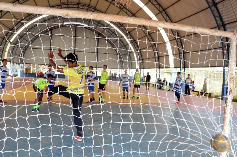 Com medalhas de ouro em handebol, futsal e basquetebol, e prata em voleibol, o município de Mãe do Rio, no nordeste paraense, encerrou sua participação na 2ª etapa Regional dos Jogos Estudantis Paraenses (JEPs) no sábado (12). A participação de Mãe do Rio na competição, que completa 60 anos em 2018, iniciou antes de sua elevação à condição de município, há 30 anos.
FOTO: ELISEU DIAS / ASCOM SEDUC
DATA: 12.05.2018
MÃE DO RIO - PARÁ <div class='credito_fotos'>Foto: Eliseu Dias / Ascom Seduc | <a href='/midias/2018/originais/be8839fd-91c1-4768-b01c-97a0fe0b134c.jpg' download><i class='fa-solid fa-download'></i> Download</a></div>