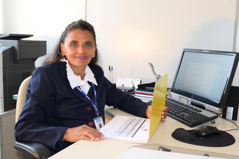 “É muito mais do que eu mereço. Estou muito feliz”. Foi assim, entre emocionada e surpresa, que a agente administrativa Maria Eliete de Lima (foto), 57, da Diretoria de Desenvolvimento Organizacional e Governança Pública (DDG), recebeu a notícia de que tinha sido escolhida a Servidora Nota 10 da Secretária de Estado da Administração (Sead). Ela representará o órgão na solenidade de premiação da 9ª edição do concurso, no dia 27 de outubro, no Hangar Centro de Convenções da Amazônia.
FOTO: ASCOM / SEAD
DATA: 25.10.2018
BELÉM - PARÁ <div class='credito_fotos'>Foto: ASCOM SEAD | <a href='/midias/2018/originais/be8a1774-7100-4971-bd44-29a920084cf8.jpg' download><i class='fa-solid fa-download'></i> Download</a></div>