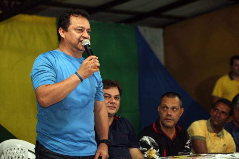 O município de São Francisco do Pará recebeu, neste sábado (30), uma ordem de serviço para o asfaltamento de 5 quilômetros de suas ruas, um investimento de quase R$ 2 milhões. A ação é uma realização do Governo do Estado, por meio da Secretaria de Estado de Desenvolvimento Urbano e Obras Públicas (Sedop), e tem a parceria da Assembleia Legislativa do Estado (Alepa) e da prefeitura do município beneficiado. O evento de entrega ocorreu de 18h às 20h, no Centro de Referência e Assistência Social (Cras) da cidade. A iniciativa faz parte de uma ação maior, já realizada em Viseu, Augusto Corrêa, Tracuateua, Bonito, Floresta do Araguaia, Curionópolis, São João da Ponta, Curuçá, Terra Alta, Sapucaia, Redenção, Capanema, Bragança, São Domingos do Capim e outros municípios. Nos 14 municípios citados, foram destinados mais de R$ 42 milhões para a pavimentação asfáltica em cerca de 95 quilômetros. Na foto, o representante do Governo do Estado, Jair Pinto.
FOTO: SIDNEY OLIVEIRA / AG. PARÁ
DATA: 30.06.2018
SÃO FRANCISCO - PARÁ <div class='credito_fotos'>Foto: Sidney Oliveira/Ag. Pará | <a href='/midias/2018/originais/be9b91a3-a4ad-4c15-bf8a-b9f21e2c1057.jpg' download><i class='fa-solid fa-download'></i> Download</a></div>