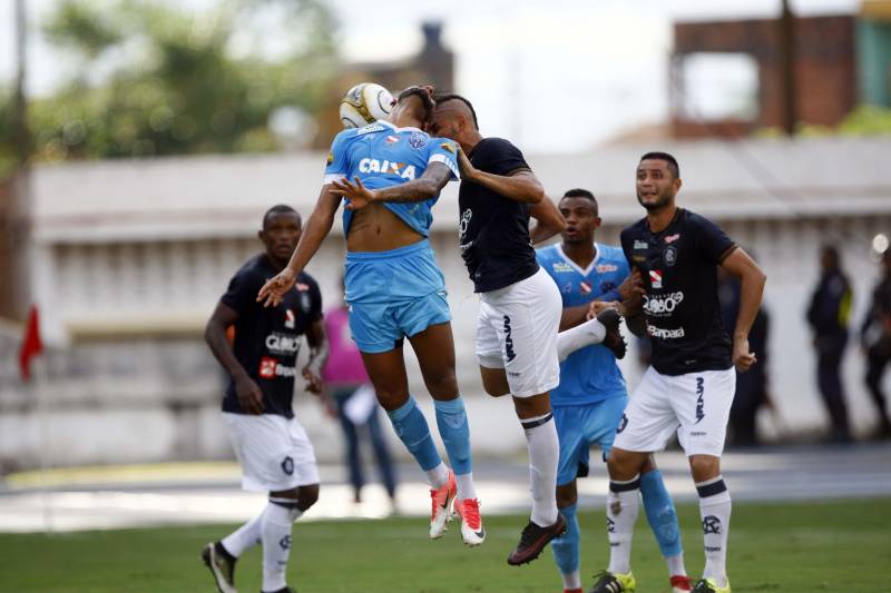 Foram exatos dois meses tentando assistir ao seu primeiro Re x Pa em 2018. Neste domingo, finalmente, a estudante Hendrea Souza convenceu o noivo, Arthur Pantoja, a levá-la ao Estádio Olímpico do Pará, o Mangueirão. E logo numa final. "Só trouxe porque vim no domingo passado e vi algumas mudanças no esquema de segurança", disse Arthur. "Tem mais policiais e a bebedeira em volta do estádio praticamente acabou", afirmou. As mudanças realmente aconteceram a partir do clássico do último dia primeiro e já surtiram efeito. A chamada “Operação Mangueirão” pôs em prática ações de ordenamento no entorno do estádio, com início a partir das 7h30 e encerramento às 20h. A operação determina a delimitação de espaço para atuação de vendedores ambulantes, proibição de veículos com sons automotivos ao redor do estádio e de barracas irregulares, seis pontos de bloqueio e dois para o ingresso de comerciantes e orientações ao público.
FOTO: THIAGO GOMES / AG. PARÁ
DATA: 08.04.2018
BELÉM - PARÁ <div class='credito_fotos'>Foto: Thiago Gomes /Ag. Pará | <a href='/midias/2018/originais/beafc1c9-002e-42da-9c03-4400795c4d87.jpg' download><i class='fa-solid fa-download'></i> Download</a></div>
