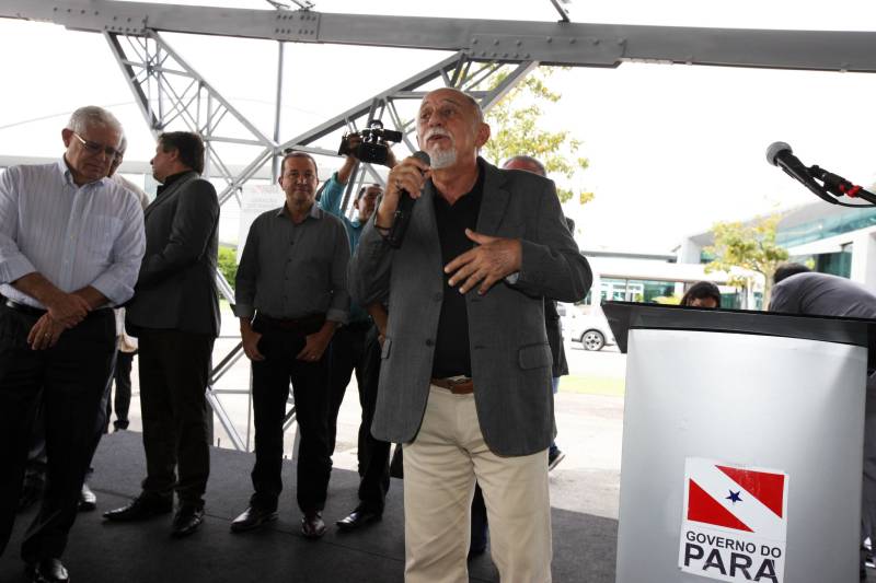 Metade da energia consumida no Hangar-Convenções e Feiras da
Amazônia já está sendo gerada por placas fotovoltaicas (painéis solares). A
entrega do projeto pelo governador Simão Jatene aconteceu nesta quinta-
feira, 22, no estacionamento do Hangar, em Belém.
FOTO: ANTÔNIO SILVA / AG. PARÁ
DATA: 22.03.2018
BELÉM - PARÁ <div class='credito_fotos'>Foto: ANTONIO SILVA / AG. PARÁ | <a href='/midias/2018/originais/beb0fd82-32fa-46e4-87e4-43427bbb7d04.jpg' download><i class='fa-solid fa-download'></i> Download</a></div>