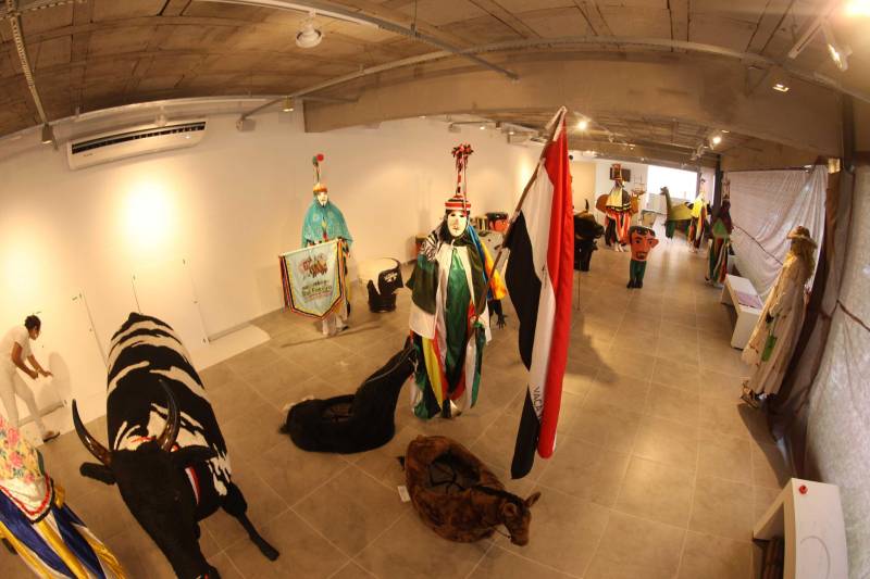 Ao entrar na Biblioteca Arthur Viana, localizada no Centro Cultural e Turístico Tancredo Neves (Centur), é possível visualizar e sentir as diferenças logo ao chegar. O espaço, que desde 2015 passava por reformas, está completamente pronto para sua reinauguração, que deve acontecer já na próxima semana. Iluminação adequada, climatização renovada, mudança de estantes e outros móveis que contribuíram para a ampliação do espaço, além de um verdadeiro upgrade em diversos espaços de convivência, serviços e estudos, trouxeram novos ares a centenária biblioteca. Na foto, exposição na galeria Benedito Nunes.
FOTO: THIAGO GOMES / AG. PARÁ
DATA: 27.04.2018
BELÉM - PARÁ <div class='credito_fotos'>Foto: Thiago Gomes /Ag. Pará | <a href='/midias/2018/originais/bebbbe34-66c4-4fae-9319-04d7e4ed46e2.jpg' download><i class='fa-solid fa-download'></i> Download</a></div>