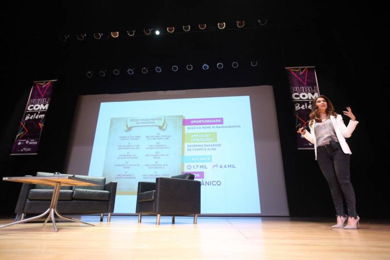 Todas as pessoas que deixaram o teatro onde acontece o Publicom Belém 2018 saíram animadas com o primeiro dia de evento, que encerrou às 20h desta segunda-feira (11). Ter a oportunidade de conhecer mais sobre temas atuais, conhecer de perto profissionais de sucesso da área de comunicação e trocar experiências com estudantes e outros profissionais da área foram os benefícios mais citados por quem participou do evento, que já acontece desde 2013. Na foto, a jornalista Layse Santos, da agência Eko, falou sobre o “marketing de oportunidade”.
FOTO: THIAGO GOMES / AG. PARÁ
DATA: 11.06.2018
BELÉM - PARÁ <div class='credito_fotos'>Foto: Thiago Gomes /Ag. Pará | <a href='/midias/2018/originais/bec0bf4b-0954-4310-82b3-f9251fe54646.jpg' download><i class='fa-solid fa-download'></i> Download</a></div>