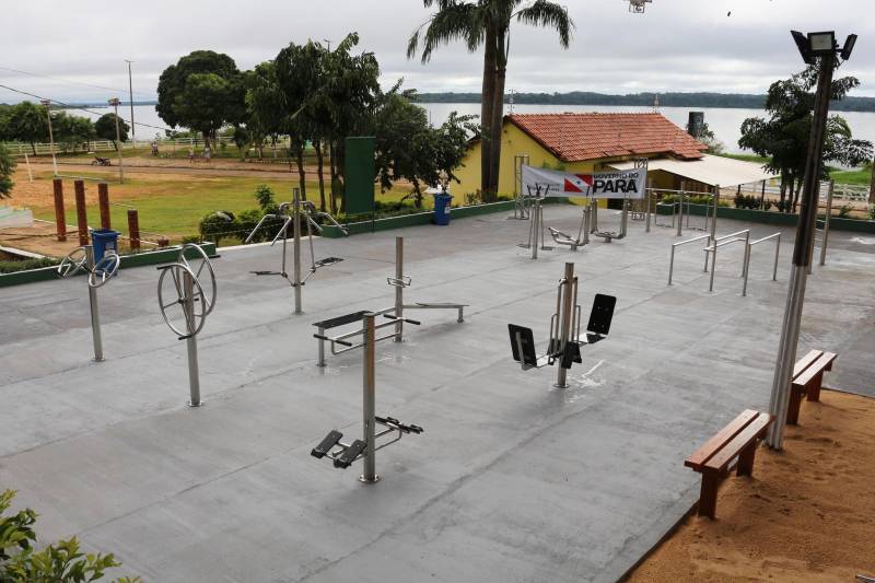 O Pará já soma 400 alunos de canoagem de velocidade. Adolescentes e jovens das quatro regiões do estado vêm sendo contemplados com aulas do projeto Pará Aquático. Neste domingo (18), Conceição do Araguaia foi o quinto município a receber o núcleo do projeto da Secretaria de Estado de Esporte e Lazer (Seel), em parceria com a prefeitura municipal. O núcleo recebeu dez caiaques k-1 escola, dez remos de pá dupla, três raias de 200 metros e 12 coletes salva-vidas. O projeto foi elaborado levando em consideração o potencial hidrográfico do Pará, como o Rio Araguaia, que banha sete municípios só dentro do Pará, sendo relevante para a cultura e economia da região. O cronograma das aulas é montado de acordo com a realidade de cada lugar, com avaliação de clima e níveis dos rios.
FOTO: ASCOM / SEEL
DATA: 19.02.2018
CONCEIÇÃO DO ARAGUAIA - PARÁ
<div class='credito_fotos'>Foto: ASCOM SEEL | <a href='/midias/2018/originais/bec6bace-ccb1-4343-9eb2-81f1b20d27d9.jpg' download><i class='fa-solid fa-download'></i> Download</a></div>