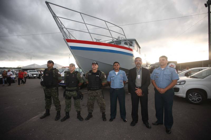 O Governo do Estado entregou, na tarde desta quinta-feira (05), 08 pick-ups e 08 SUVs e mais duas lanchas transatlânticas que irão reforçar a segurança pública nos municípios de Braganca, Capanema, Curuçá e Capanema, no nordeste do Estado e Parauapebas e Marabá na região Sudeste e Breves, no Marajó. O governo também entregou 50 ambulâncias que irão fortalecer a saúde básica nestes municípios. Os equipamentos foram adquiridos através de recursos provenientes de emendas parlamentares do deputado Wladimir Costa. O evento contou com a presença do governador Simão Jatene, do secretário de Segurança e Defesa Social, Luis Fernandes, do secretário de Saúde Pública Vitor Matheus , prefeitos e outros representantes dos municípios. As viaturas foram repassadas aos municípios dentro do Plano de Ações Imediatas em Segurança Pública que foi elaborado em fevereiro deste ano e que tem , entre outras ações , o reforço das guardas municipais.
FOTO: THIAGO GOMES / AG. PARÁ
DATA: 04.07.2018
BELÉM - PARÁ <div class='credito_fotos'>Foto: Thiago Gomes /Ag. Pará | <a href='/midias/2018/originais/beccebf2-fcb5-4567-b26a-8c5a4a16d5ee.jpg' download><i class='fa-solid fa-download'></i> Download</a></div>