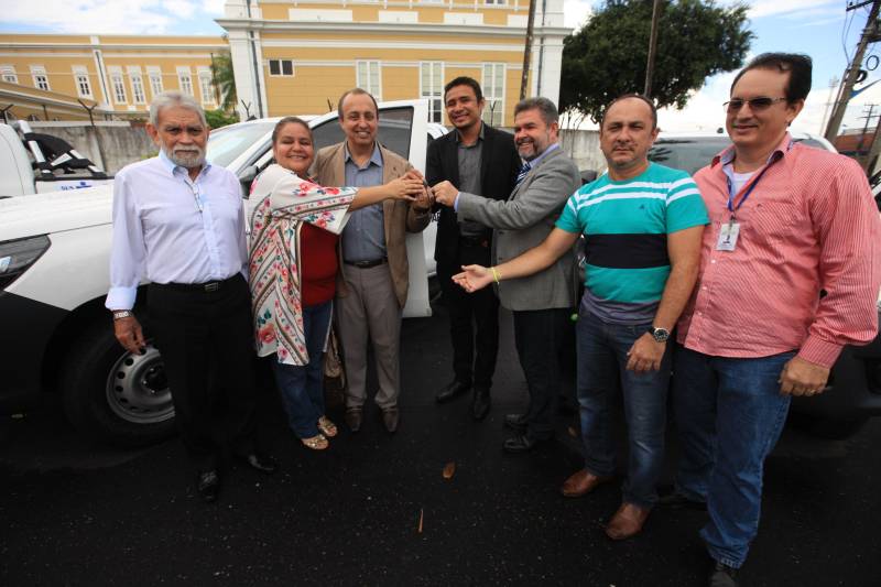 Quase R$ 2 milhões em equipamentos para o combate a malária no Pará foram distribuídos, nesta quarta-feira (7), em cerimônia no Palácio do Governo, em Belém. No total 38 microscópios, 21 motocicletas e 9 caminhonetes foram entregues, pelo governador Simão Jatene, a representantes de 11 municípios beneficiados, de diferentes regiões do Pará. Na ocasião, o governo também homenageou servidores estaduais que atuam há mais de 30 anos no combate a endemias e dedicaram anos de profissionalismo, compromisso e responsabilidade com o trabalho na Vigilância em Saúde Pública do Estado do Pará.
FOTO: MÁCIO FERREIRA / AG. PARÁ
DATA: 07.03.2018
BELÉM - PARÁ <div class='credito_fotos'>Foto: Antônio Silva/Ag. Pará | <a href='/midias/2018/originais/bed21444-40d2-43ac-9373-9cf8b21e2467.jpg' download><i class='fa-solid fa-download'></i> Download</a></div>