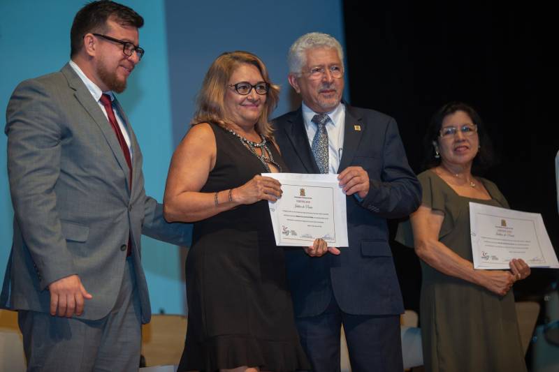 Na noite de terça-feira, dia 29 de maio, foi realizada no teatro do SESI a cerimônia de comemoração do Jubileu de Prata, celebrando os 25 anos de criação da Universidade do Estado do Pará, Uepa. O evento contou com a participação de alunos, professores e servidores da instituição, além de representantes de autoridades e os antigos reitores da universidade.
FOTO: MARCELLO SARMENTO / ASCOM UEPA
DATA: 29.05.18
BELÉM - PARÁ
<div class='credito_fotos'>Foto: MARCELLO SARMENTO / ASCOM UEPA | <a href='/midias/2018/originais/bee2e09f-4b13-4cac-86f8-c8946f92a01d.jpg' download><i class='fa-solid fa-download'></i> Download</a></div>