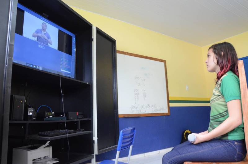 Estudantes da vila Enche Concha, no município de Cachoeira do Piriá, a 250 km de Belém, assistiram pela primeira vez, na última quarta-feira (14), à aula do Sistema Educacional Interativo (SEI), que a Secretaria de Estado de Educação (Seduc) está implantando para ampliar o ensino médio em localidades de difícil acesso no interior. A estudante Emily Vitória Paiva, 14 anos (foto), disse que não teve dificuldades para se adaptar ao novo sistema de ensino.
FOTO: RAI PONTES / ASCOM SEDUC
DATA: 14.03.2018
CACHOEIRA DO PIRIÁ - PARÁ <div class='credito_fotos'>Foto: Rai Pontes/Ascom Seduc | <a href='/midias/2018/originais/beeafbc0-5fd0-4b4d-855d-17bdc30548c5.jpg' download><i class='fa-solid fa-download'></i> Download</a></div>