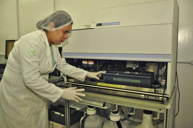 Desde novembro de 2017, o Laboratório Central do Estado (Lacen-PA) é responsável no Pará pelo Programa de Triagem Neonatal (PTN), conhecido como teste do pezinho, que antes era feito pelo Laboratório de Pesquisa e Apoio Diagnóstico (Lapad), da Universidade do Estado do Pará (Uepa). Atualmente, o Pará está habilitado na Fase III do PTN, que abrange análises para diagnóstico de quatro doenças - hipotireoidismo congênito, fenilcetonúria, doença falciforme e fibrose cística. O período ideal para realização do exame é entre o terceiro e o quinto dia após o nascimento da criança. O procedimento é fundamental para o diagnóstico precoce dessas doenças congênitas e metabólicas, que podem ter consequências graves para o desenvolvimento da criança. Na foto, a biomédica Eliane Trindade.
FOTO: JOSÉ PANTOJA / ASCOM SESPA
DATA: 11.04.2018
BELÉM - PARÁ <div class='credito_fotos'>Foto: José Pantoja / Ascom Sespa | <a href='/midias/2018/originais/bef295e3-63ce-45f3-9f77-b12f95463e51.jpg' download><i class='fa-solid fa-download'></i> Download</a></div>