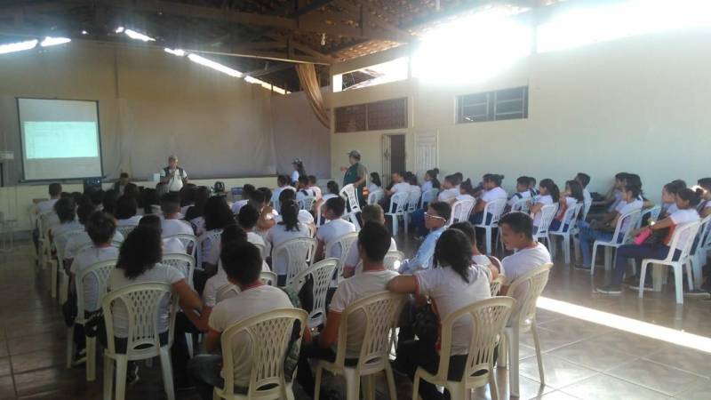 Exibição de vídeos educativos, palestras e demonstrações do uso do etilômetro, dispositivo conhecido popularmente como bafômetro, são algumas das atividades (foto) que estão sendo realizadas no município de Cametá, no Baixo Tocantins, pela equipe da Coordenadoria de Educação do Detran até o próximo sábado (8). Quase 500 estudantes e professores já receberam informações sobre trânsito seguro dentro do projeto denominado de Detran nas Escolas, iniciativa que visita um maior número possível de instituições de ensino para sensibilizar a comunidade acerca da importância do comportamento seguro no trânsito.

FOTO: ASCOM / DETRAN
DATA: 07.12.2018
CAMETÁ - PARÁ <div class='credito_fotos'>Foto: ASCOM DETRAN   |   <a href='/midias/2018/originais/bef2f78a-e4c6-496f-bece-0e45a0a66deb.jpg' download><i class='fa-solid fa-download'></i> Download</a></div>