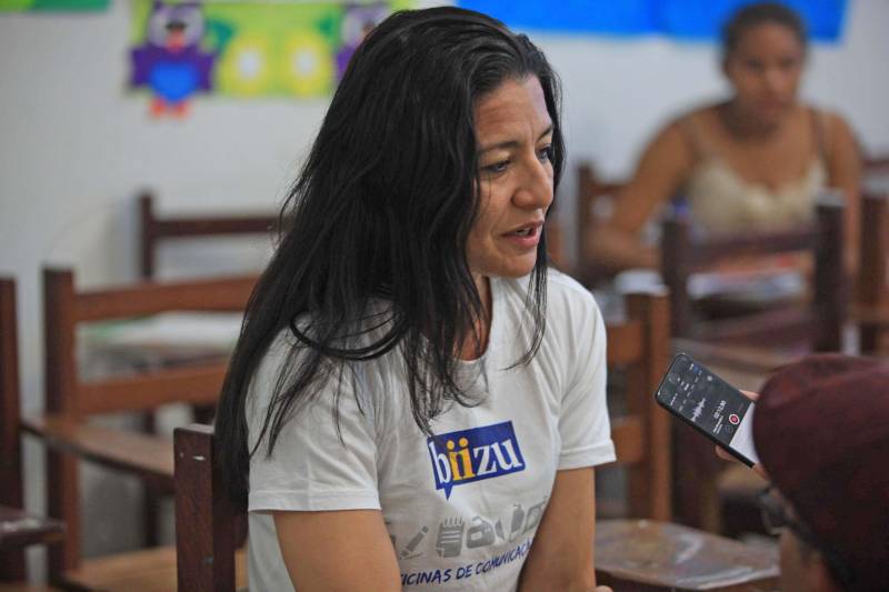 A abertura do olhar para novos caminhos e possibilidades. Assim são as oficinas do Biizu, projeto da Secretaria de Estado de Comunicação (Secom), que pelo segundo ano consecutivo ocorrem durante a Semana dos Povos Indígenas em São Félix do Xingu, no sudeste do Pará. Na sala de aula, na Escola Missão, centro da cidade, os olhares curiosos e atentos mostram o interesse dos participantes sobre as ferramentas usadas para contar uma história. Quanto o texto, a fotografia e o audiovisual se encontram, o resultado é um canal do qual comunidades carentes que, em geral, só querem ser ouvidas, podem se apropriar. Na foto, a coordenadora do Biizu na Semana dos Povos Indígenas, Érika Vilhena.
FOTO: RODOLFO OLIVEIRA / AG. PARÁ
DATA: 18.04.2018
SÃO FÉLIX DO XINGU - PARÁ <div class='credito_fotos'>Foto: Rodolfo Oliveira/Ag. Pará | <a href='/midias/2018/originais/bef54efb-38c0-47ce-b656-7d7137f67de3.jpg' download><i class='fa-solid fa-download'></i> Download</a></div>