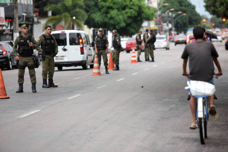 Durante todo o dia a Polícia Militar do Pará tem aumentado o número de operações que realiza em Belém e região metropolitana. Nesta quinta-feira (3), o 2º Batalhão da PM percorreu os bairros de Canudos, Terra Firme, Cidade Velha, Jurunas e Sacramenta realizando diversas operações, entre elas a “Polícia no Meu Bairro”, que previne a criminalidade no centro comercial de Belém e nos grandes corredores da capital, e a “Saturação”, que visa reprimir os crimes de tráfico de drogas, roubo e furto. Mais de 20 policiais trabalham para percorrer trechos onde a mancha criminal é alta nessas localidades, objetivando, principalmente, inibir os crimes. “Depois da ordem do Governador do Estado em trazer policiais da atividade meio para a atividade fim, ou seja, diminuir o número de PMs na atividade administrativa, aumentamos o nosso contingente, dando mais ostensividade ao trabalho. Hoje estamos nas ruas com 20 viaturas, o dobro do que tínhamos antes, tudo para diminuir os índices de violência e dar mais segurança ao cidadão”, explicou o tenente coronel Luiz Otávio Raiol, comandante do 2º Batalhão de Polícia Militar.
FOTO: MARCELO LELIS / AG. PARÁ
DATA: 03.05.2018
BELÉM - PARÁ <div class='credito_fotos'>Foto: Marcelo Lelis / Ag. Pará | <a href='/midias/2018/originais/bef55eeb-31e2-477a-88c4-cc252340da6c.jpg' download><i class='fa-solid fa-download'></i> Download</a></div>