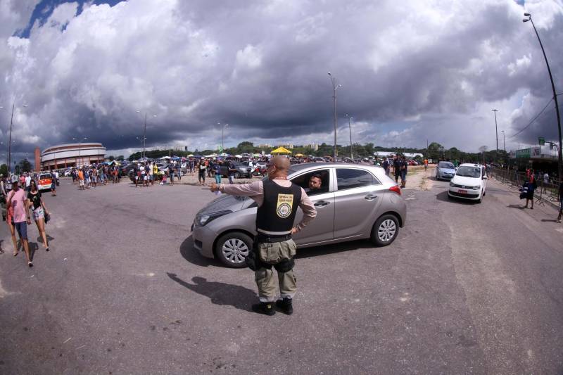 O Clube do Remo venceu o Paysandu por 2 a 1 na tarde deste domingo, partida realizada no Estádio Mangueirão, e largou na frente pelo título do Campeonato Paraense de 2018. Na foto, agentes do Departamento de Trânsito (Detran).
FOTO: THIAGO GOMES / AG. PARÁ
DATA: 01.04.2018
BELÉM - PARÁ <div class='credito_fotos'>Foto: Thiago Gomes /Ag. Pará | <a href='/midias/2018/originais/bef68d84-172a-4495-984e-1ea904ddf883.jpg' download><i class='fa-solid fa-download'></i> Download</a></div>