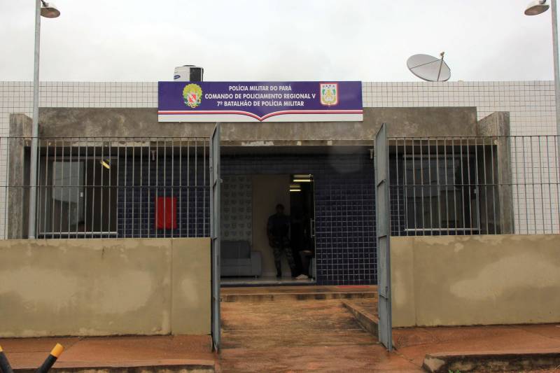 O município de Sapucaia recebeu nesta quarta-feira, 5, uma Unidade Integrada Pro Paz (UIPP). Um investimento do Governo do Estado de R$ 1.134.131,00. Segundo o Secretário de Estado de Segurança Pública, Luiz Fernandes, afirma que já mais de 80 novas UIPP’s no Pará, com as reformadas e reestruturadas esse número chega a 120 unidades. O titular da SEGUP destaca que o mais importante não é a estrutura física, mas o conceito empregado. De Sapucaia, a comitiva foi para Redenção(foto) onde inaugurou o 7º Batalhão de Polícia Militar, uma obra orçada em R$ 2.808.000,00. Atualmente o BPM conta com 145 policiais, 6 viaturas incluindo a Patrulha Rural e 12 motocicletas. O Comandante do Batalhão, o Major José Ricardo Chaves, informou que a maior ocorrência no município são roubos de motos, mas pontuou que a maior parte dos veículos é encontrada pela PM na cidade e cidades vizinhas.

FOTO: RODOLFO OLIVEIRA / AG PARÁ
DATA: 05.12.2018
REDENÇÃO - PARÁ <div class='credito_fotos'>Foto: Rodolfo Oliveira/Ag. Pará   |   <a href='/midias/2018/originais/befaab24-6c07-45ac-abf3-6548e75986c5.jpg' download><i class='fa-solid fa-download'></i> Download</a></div>