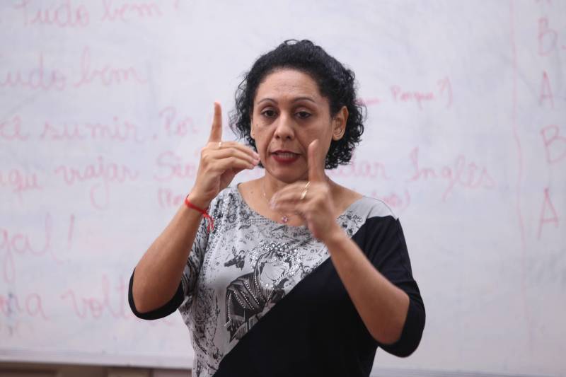 Para quem tem interesse em aprender a Língua Brasileira de Sinais, mas não deseja fazer um curso universitário, o Estado oferece outra opção. A Casa da Linguagem, localizada no bairro de Nazaré, oferta todos os meses cursos para quem quer se comunicar por meio de Libras. Na foto, a professora do curso, Joana Rego.
FOTO: RODOLFO OLIVEIRA / AG. PARÁ
DATA: 02.04.2018
BELÉM - PARÁ <div class='credito_fotos'>Foto: Rodolfo Oliveira/Ag. Pará | <a href='/midias/2018/originais/befe0dac-1412-40b1-bdb1-2a1401fb98f9.jpg' download><i class='fa-solid fa-download'></i> Download</a></div>