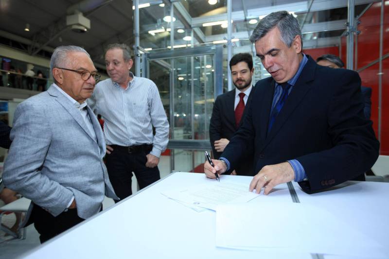 A abertura da Feira Pará Negócios 2018, nesta quinta-feira (22), no Hangar Convenções e Feiras da Amazônia, em Belém, foi marcada pela assinatura de um protocolo de intenções (foto) entre a Secretaria de Desenvolvimento Econômico, Mineração e Energia (Sedeme), Companhia de Desenvolvimento Econômico do Pará (Codec) e a empresa ZSun Energy que prevê investimentos na ordem de R$12 milhões de reais para a região do município de Paragominas, sudeste do estado, com a chegada de uma indústria de placas de energia solar no município a partir do ano que vem.

FOTO: MÁCIO FERREIRA / AG. PARÁ
DATA: 22.11.2018
BELÉM - PARÁ <div class='credito_fotos'>Foto: MÁCIO FERREIRA/ AG. PARÁ   |   <a href='/midias/2018/originais/bf08fb76-d18c-42ec-a483-832c057ec808.jpg' download><i class='fa-solid fa-download'></i> Download</a></div>