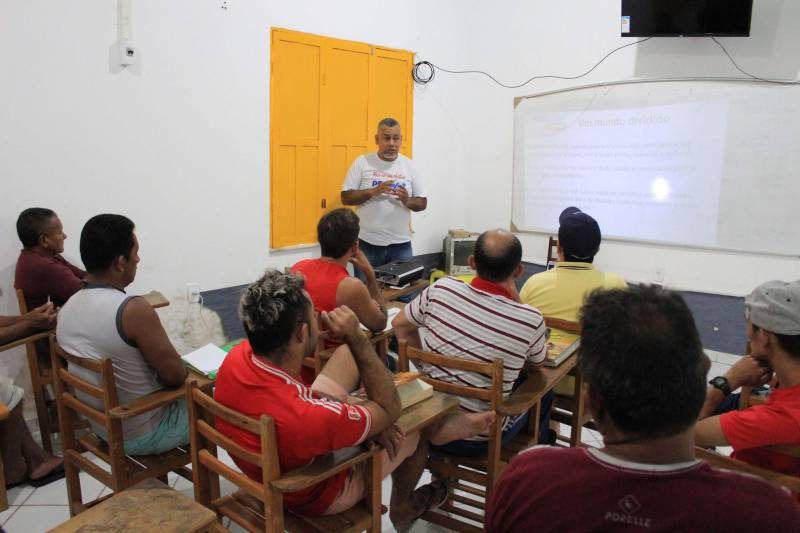 O interno Sandro Manuel, de 48 anos, vai prestar pela primeira vez vestibular para o Exame Nacional do Ensino Médio (Enem) para Pessoas Privadas de Liberdade (PPL). Foi dentro do Centro de Recuperação Agrícola Silvio Hall de Moura (CRASHM) que ele completou o ensino fundamental e agora finaliza o ensino médio. Para se preparar para a prova, o detento participou do “aulão” intensivo promovido na manhã desta quinta-feira (6), pela Fundação Pro Paz em parceria com a Secretaria de Educação do Pará (Seduc) e a Superintendência do Sistema Penitenciário do Estado do Pará (Susipe).

FOTO: VELOSO JÚNIOR / ASCOM SUSIPE
DATA: 07.12.2018
SANTARÉM - PARÁ <div class='credito_fotos'>Foto: Veloso Junior / Ascom Susipe   |   <a href='/midias/2018/originais/bf0c32eb-1536-4d5f-b68e-73594063b9c9.jpg' download><i class='fa-solid fa-download'></i> Download</a></div>