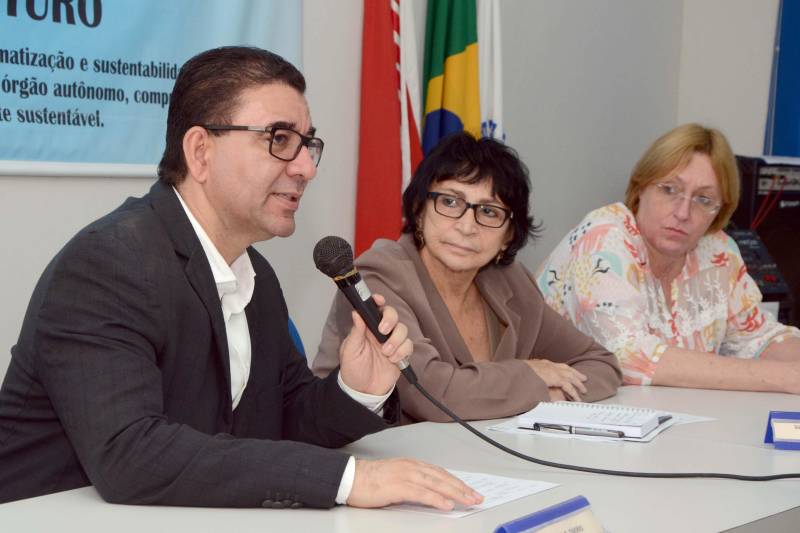 O Estado do Pará implantou a Comissão Estadual de Implementação da Base Nacional Comum Curricular (BNCC) para os Ensinos Infantil e Fundamental, aprovada pelo Conselho Nacional de Educação no último mês de dezembro. O objetivo desta Comissão, criada na última quinta-feira (18), na sede do CNE, em Belém, é divulgar a Base Nacional entre os diferentes setores interessados na questão da educação em todo o estado e, ao mesmo tempo, reelaborar o currículo da educação básica do Pará, tendo como fundamento as novas diretrizes da BNCC. Para isso, também foi instituído, na mesma reunião, um Comitê Executivo, composto por diversas entidades educacionais, que será responsável por reelaborar o currículo da educação básica no estado. As reuniões do Comitê começam imediatamente e a Comissão terá a função de acompanhar e ser uma espécie de consultora desse trabalho. Na foto, o secretário adjunto de Ensino da Seduc, José Roberto Silva (e).
FOTO: ELISEU DIAS / ASCOM SEDUC
DATA: 19.01.2018
BELÉM - PARÁ <div class='credito_fotos'>Foto: Eliseu Dias / Ascom Seduc | <a href='/midias/2018/originais/bf0dfd85-e4fa-42c4-a34e-5c36d0cf98c4.jpg' download><i class='fa-solid fa-download'></i> Download</a></div>