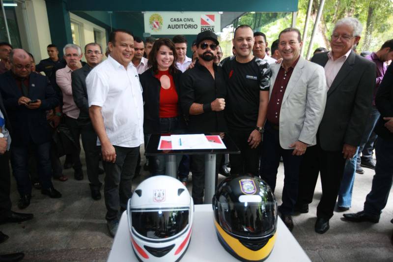 Polícia Militar, Guarda Municipal e Secretarias Municipais de Segurança Pública de 17 cidades do interior paraense receberam motos para ampliar o policiamento ostensivo e para atender ocorrências em suas sedes. Os veículos adquiridos pelo Governo do Estado são provenientes de emenda parlamentar de três deputados da Assembleia Legislativa do Pará (ALEPA), e entregues nesta segunda-feira (28) durante cerimônia na sede da Casa Civil, em Belém. Ao todo foram entregues 44 motos do modelo Honda XRE 300 CC, todas com kit sinalizador acústico e visual, rastreador, dois capacetes e queixeiras. Prefeitos, secretários de segurança, representantes das polícias, guardas municipais e deputados estiveram presentes na solenidade e ressaltaram a importância de ampliar a frota de veículos para dar apoio a segurança dos municípios. Na foto, o secretário municipal de Segurança Pública de Tailândia, Nivaldo Lima (boné).
FOTO: MÁCIO FERREIRA / AG. PARÁ
DATA: 28.05.2018
BELÉM - PARÁ <div class='credito_fotos'>Foto: MÁCIO FERREIRA/ AG. PARÁ | <a href='/midias/2018/originais/bf0efa3b-7843-458c-86ee-f3384953eaf7.jpg' download><i class='fa-solid fa-download'></i> Download</a></div>