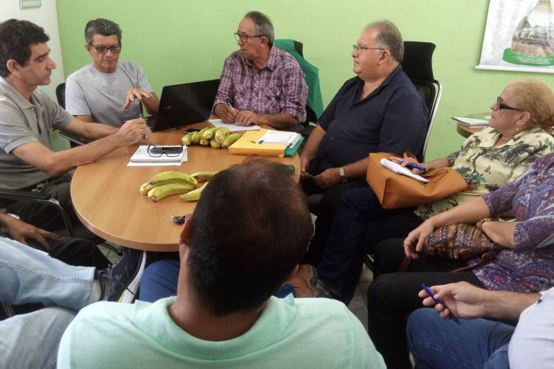 As ações da bananicultura dentro do Pará Produtivo foram o tema de uma reunião na sede da Empresa de Assistência Técnica e Extensão Rural do Estado do Pará (Emater), na manhã desta quinta-feira (22). O programa já implantou no nordeste paraense, aproximadamente 45 hectares de área plantada de banana, e é executado pela Emater, que acompanha os produtores no nordeste paraense.

FOTO: ASCOM EMATER
DATA: 22.011.2018
MARITUBA - PARÁ <div class='credito_fotos'>Foto: ASCOM EMATER   |   <a href='/midias/2018/originais/bf105a0d-7bdf-4a16-9a25-177a6660420b.jpg' download><i class='fa-solid fa-download'></i> Download</a></div>